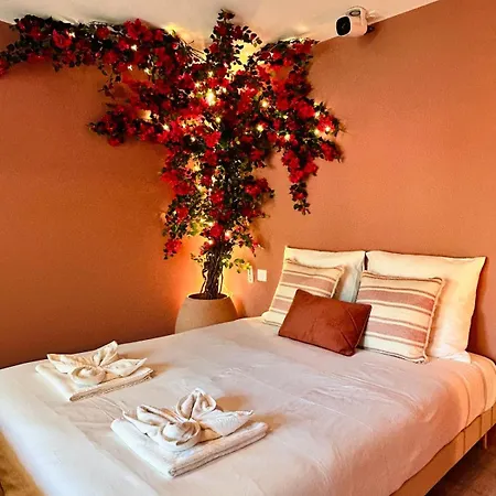 Stylish Garden Escape- Jacuzzi, Bbq, Projector & Exclusive Parking *