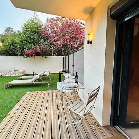 Stylish Garden Escape- Jacuzzi, Bbq, Projector & Exclusive Parking
