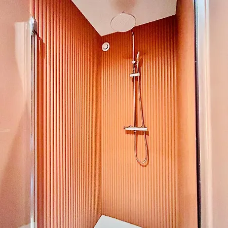 Stylish Garden Escape- Jacuzzi, Bbq, Projector & Exclusive Parking 케인즈수르메르