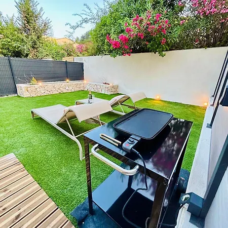 Stylish Garden Escape- Jacuzzi, Bbq, Projector & Exclusive Parking 아파트 케인즈수르메르