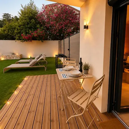 Stylish Garden Escape - Jacuzzi, Bbq & Parking Appartamento