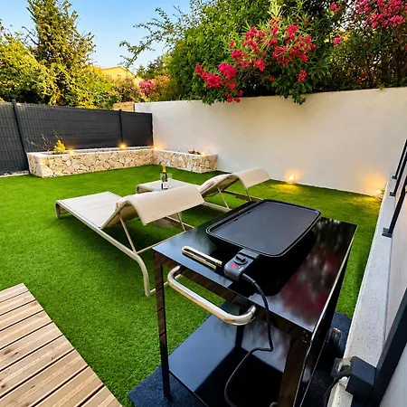 Stylish Garden Escape - Jacuzzi, Bbq & Parking