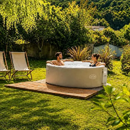 Stylish Garden Escape - Jacuzzi, Bbq & Parking Daire
